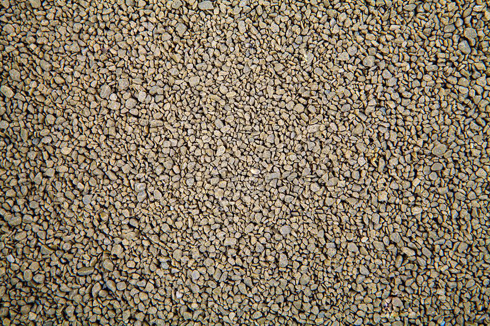 Natural corn fiber cat litter